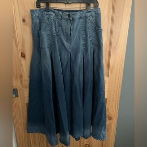Soft surrounding denim skirt. Size large